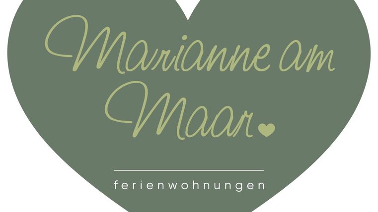 Herzförmiges Logo mit dem Text "Marianne am Maar" und dem Zusatz "ferienwohnungen". Die Farben sind grün und beige, was eine einladende Atmosphäre schafft.