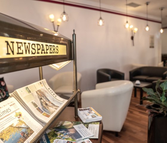 Hotel L&ouml;wenstein Lobby, &copy; Wir erlauben die zeitlich unbegrenzte Verwendung und die Ver&ouml;ffentlichung sowohl auf der Website als auch in den Social Media Kan&auml;len sowie in den Druckauflagen. Das Teilen und Bearbeiten darf nur in vorheriger R&uuml;cksprache mit uns erfolgen.