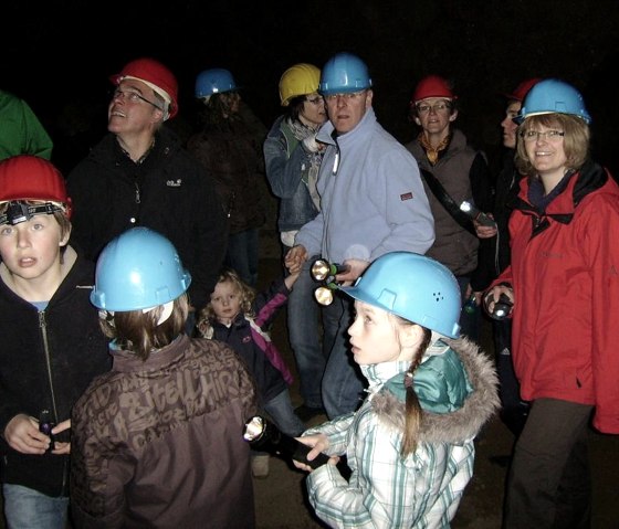 Groupe dans la grotte de glace, © Touristik GmbH Gerolsteiner Land