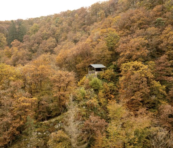 De Rulandh&uuml;tte voor Manderscheid torent uit boven het Liesertal, &copy; Eifel Tourismus GmbH, D. Ketz