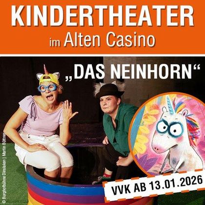 Ein Kinder-Theaterstück mit dem Titel „Das Neinhorn“ im Alten Casino. Zwei Schauspielerinnen präsentieren die Show in einer bunten Umgebung.
