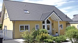 Hausansicht mit 2 Stellplätzen