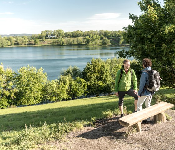 Repos pour les randonneurs au Weinfelder Maar, © Eifel Tourismus GmbH, D. Ketz