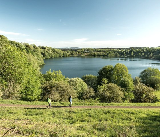De Eifelsteig bij het Weinfelder Maar, © Eifel Tourismus GmbH, D. Ketz