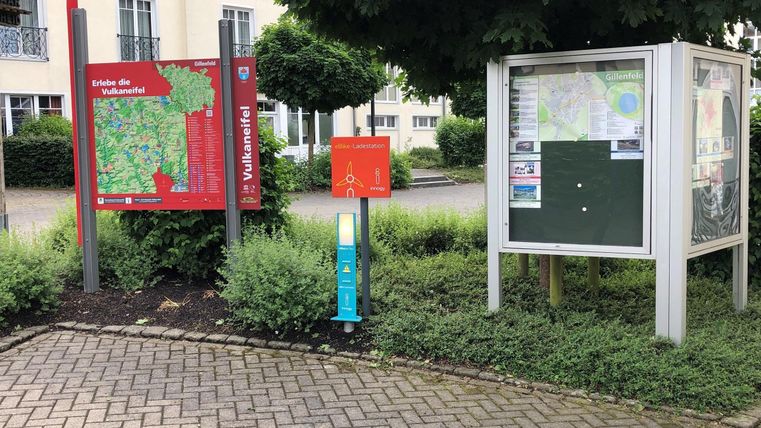 Een informatiegebied met kaarten van de omgeving. Er is een bord met wandelroutes en een staander voor plannen.