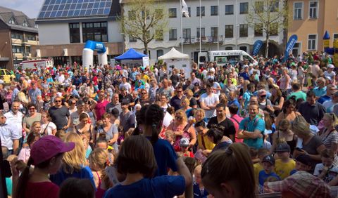 Menigte bij Zülpicher Chlodwigstadt in het stadscentrum bij het start/doelgebied.