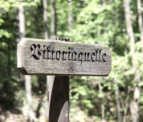 Meulenwald route: Teken naar de Viktoriaquelle bron, © Moseleifel