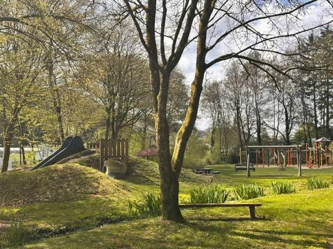 toont de speeltuin vanuit verdere afstand