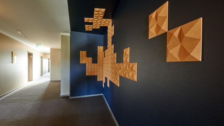 Ein moderner Flur mit strukturierten Wandpaneelen in Holzoptik. Die Wände sind in Dunkelblau gehalten und schaffen eine elegante Atmosphäre.