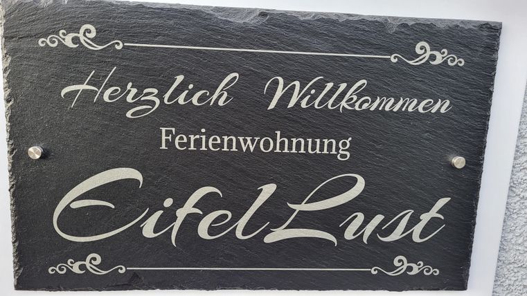 A welcome sign for the holiday apartment "EifelLust". It provides an inviting first impression for guests.