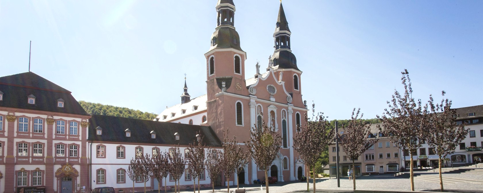 Basilika Pr&uuml;m mit ehemaliger Abtei, Hahnplatz, &copy; Tourist-Information Pr&uuml;mer Land