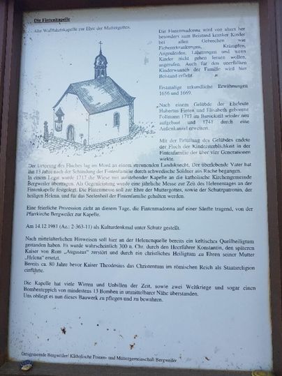 Ein Informationstext über eine Kapelle, mit einer Zeichnung der Kapelle und historischen Hintergrundinformationen. Der Text beschreibt die Bedeutung der Kapelle und Ereignisse aus der Vergangenheit.