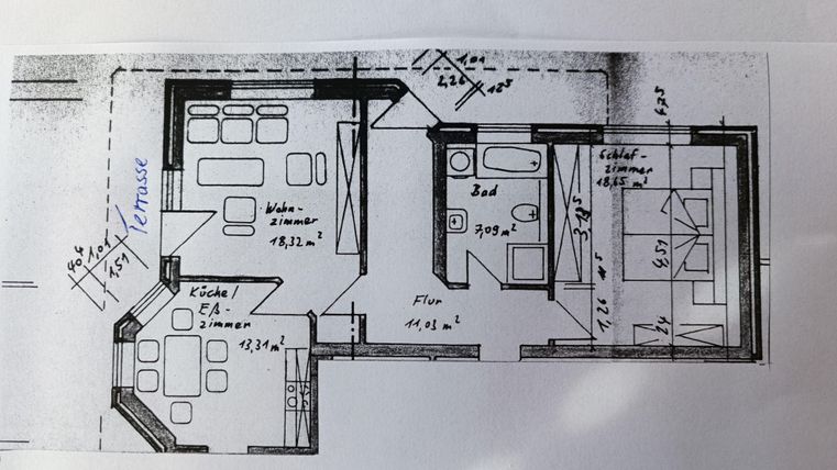 Ein Grundriss einer Wohnung mit zwei Zimmern, Küche und Badezimmer. Die Maße sind eingezeichnet und die Räume sind gut angeordnet.