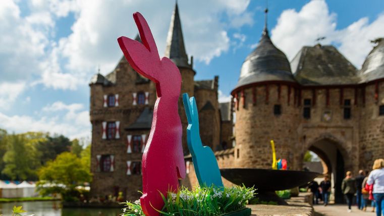 Hasenfiguren op de kasteelmauer voor kasteel Satzvey