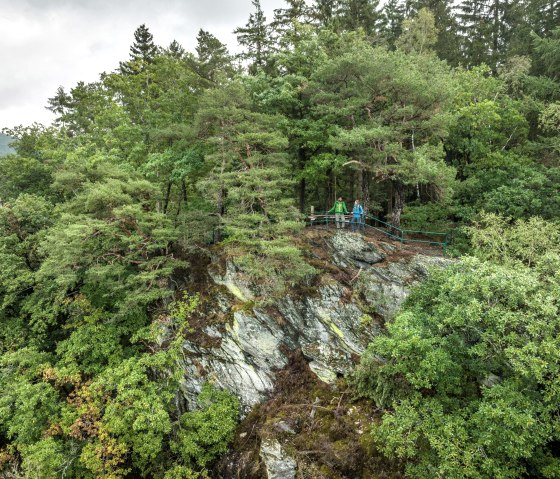 Die Perdsley - Ausblick hoch &uuml;ber den Felsen, &copy; Eifel Tourismus GmbH, Dominik Ketz