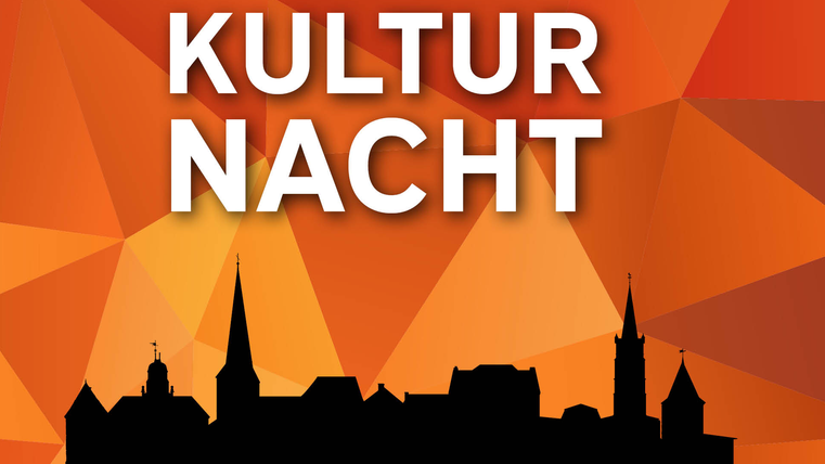 Eine stilisierte Silhouette einer Stadt mit verschiedenen Türmen vor einem bunten, orangefarbenen Hintergrund. Der Text "KULTURNACHT" hebt das Event hervor.