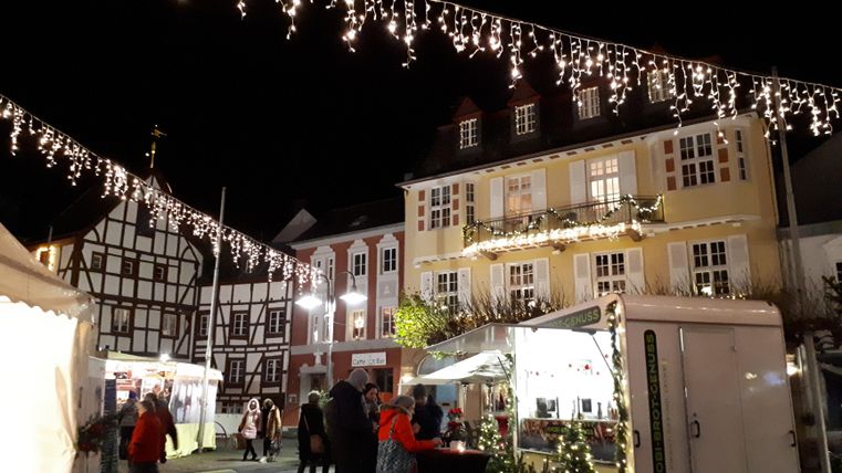 Illuminated stalls in a cozy atmosphere at the Old Market in downtown Euskirchen.