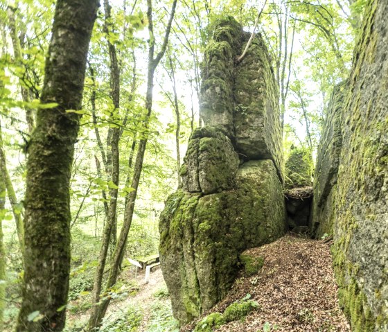 Indrukwekkende rotsformatie bij Walbert op de Schneifel Trail, © Eifel Tourismus GmbH / D. Ketz