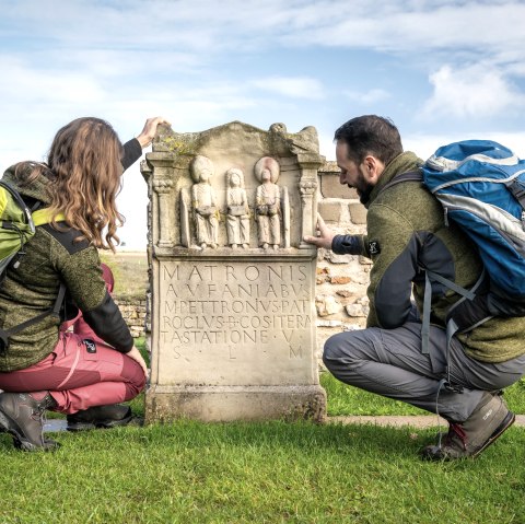 Weihestein in der Tempelanlange Görresburg, © Eifel Tourismus GmbH, Dominik Ketz