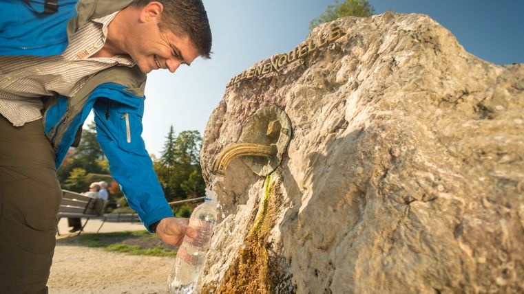 Ein Mann füllt eine Wasserflasche an der Helenenquelle in Gerolstein.