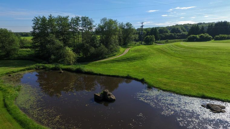 Blick auf Golfplatz mit Teich