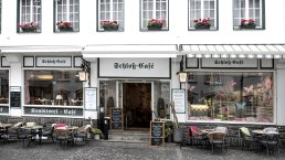 Das Schlo&szlig; Caf&eacute; - Au&szlig;enansicht, &copy; Achim Pr&ouml;pper
