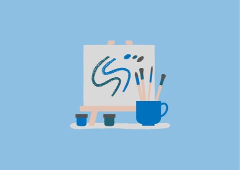 Ein Malbrett mit einer blauen Zeichnung und Pinsel steht auf einem Tisch. Darunter befinden sich Farbdosen in verschiedenen Farben.