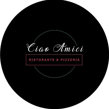 Een ronde, zwarte achtergrond met de tekst "Ciao Amici" in elegante lettertype. Daaronder staat "Ristorante & Pizzeria" in stralend rood.