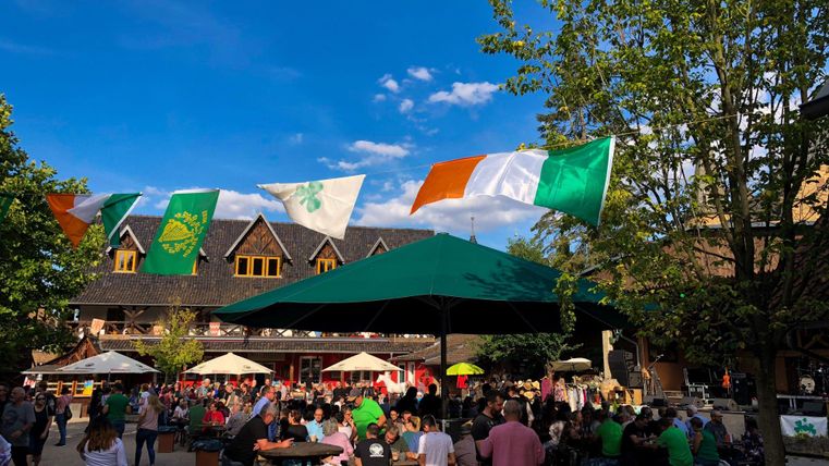 Viele Menschen im Burghof