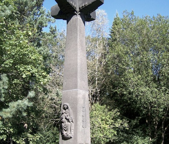 Kalvarienberg Explosionskrater u. Gedenkkreuz, &copy; Tourist-Information Pr&uuml;mer Land/Naturpark Gesch&auml;ftsstelle Pr&uuml;m