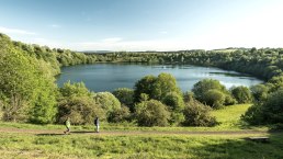 Wanderer am Weinfelder Maar, © Eifel Tourismus GmbH, D. Ketz
