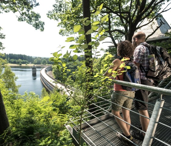 Hiking break with a view of the Dreilägerbach dam, © Eifel Tourismus GmbH/D. Ketz