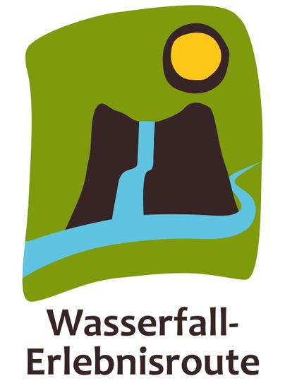 Ein stilisiertes Logo mit Wasserfällen und einem Fluss. Darüber ist eine Sonne und der Text "Wasserfall-Erlebnisroute" zu sehen.