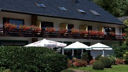 Au&szlig;enansicht Zimmer mit Balkon Gartenblick, &copy; Verena Kartz