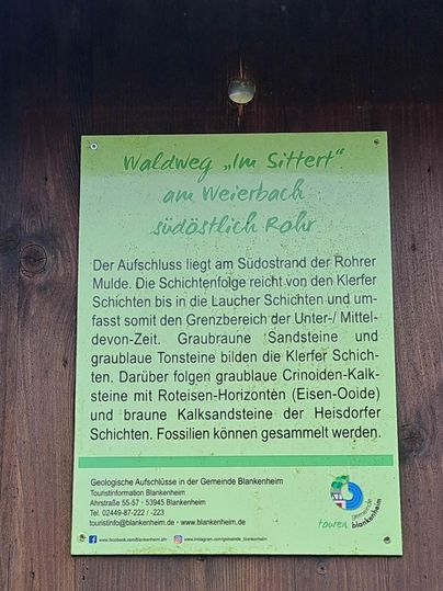 Een informatiebord over geologische kenmerken aan het bospad "Im Sitter". Het beschrijft de lagen van de omgeving en hun bijzonderheden.