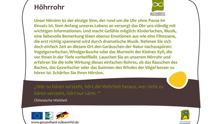 Ein beschreibendes Plakat über das Hören und die Bedeutung des Hörens in der Natur. Es enthält Informationen und eine chinesische Weisheit über das Verstehen von Geräuschen und der Wahrheit im Hören.
