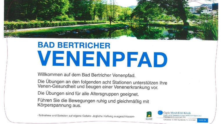 Een bord dat de bezoekers van het Bad Bertricher Venenpad verwelkomt. Het informeert over oefeningen ter ondersteuning van de veneuze gezondheid en de bevordering van lichaamsbeweging.