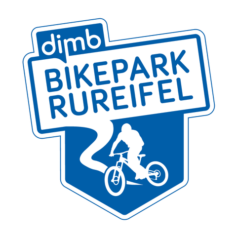 Een opvallend logo voor het Bikepark Rureifel. Het toont een fietser op een gestileerd pad in blauw en wit.