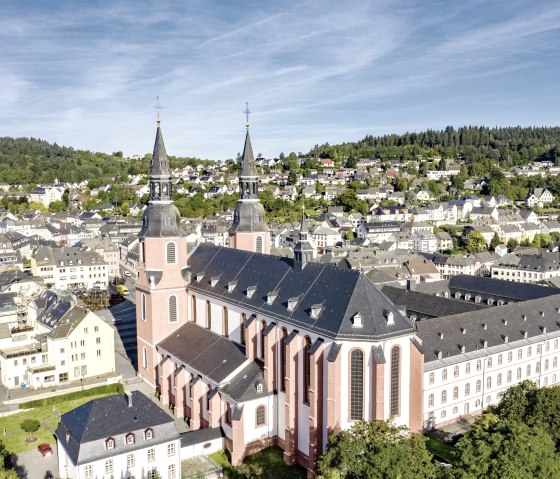 Zicht op Pr&uuml;m met de Sint-Salvatorsbasiliek Pr&uuml;m, &copy; Eifel Tourismus (ET) GmbH