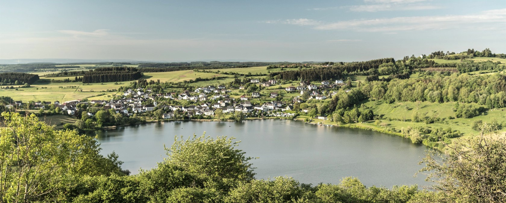 Blick auf das Schalkenmehrener Maar, © Eifel Tourismus GmbH, Dominik Ketz