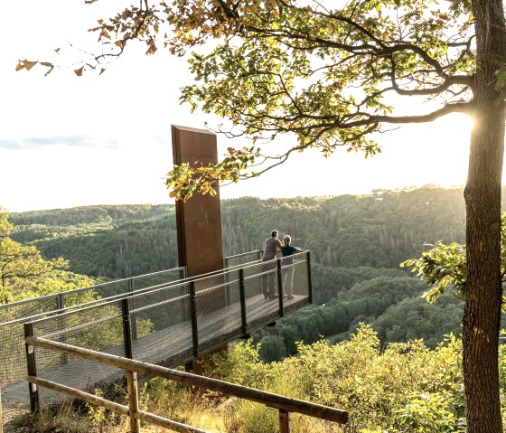 Point de vue d'Achterh&ouml;he sur le sentier des maars et des thermes sous un soleil dor&eacute;, &copy; Rheinland-Pfalz Tourismus GmbH, D. Ketz