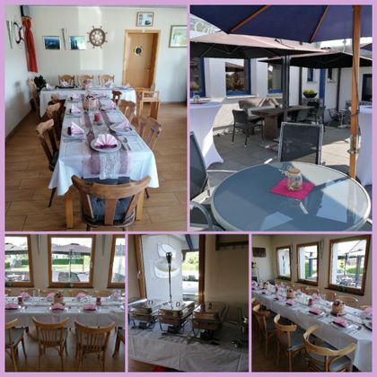 Ein einladender Raum mit gedecktem Tisch und Stühlen, ideal für Feierlichkeiten. Außenbereich mit Sonnenschirm und gemütlicher Sitzgelegenheit.