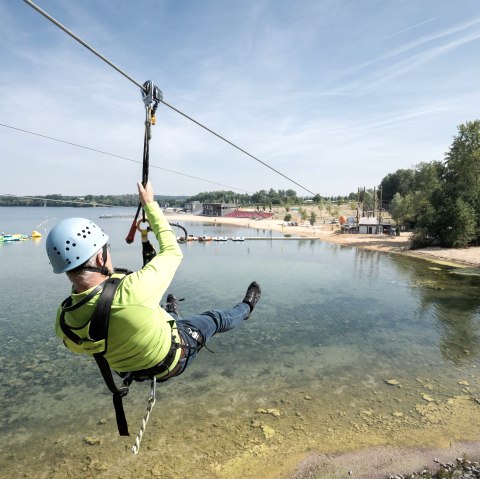 Seepark Z&uuml;lpich, vliegende vos over het meer, &copy; Seepark Z&uuml;lpich