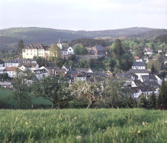 Pad naar de top van de vulkaan: Uitzicht op de stad Daun, © Archiv Eifel Tourismus GmbH