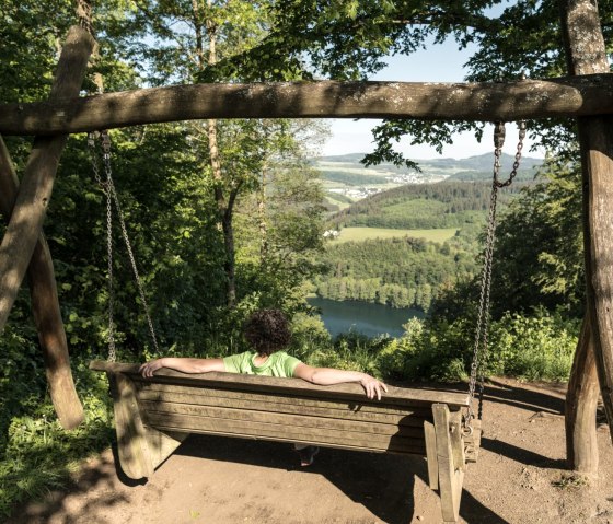 Schommel met uitzicht op het Gemünden Maar, © Eifel Tourismus GmbH, D. Ketz