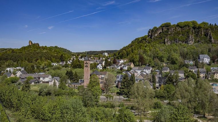 Uitzicht van verre op de Heilandskerk Gerolstein met Dolomietrots op de achtergrond