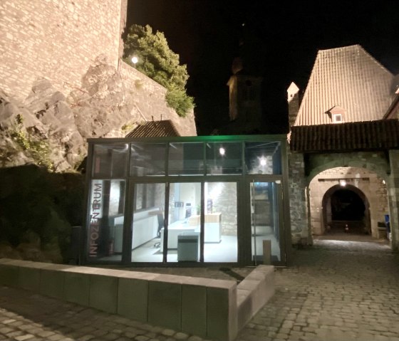 Das neue Infozentrum bei Nacht, © Ulrike Baum