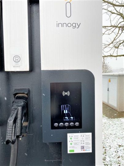 A charging station for electric vehicles from Innogy. The display shows the available functions and information.